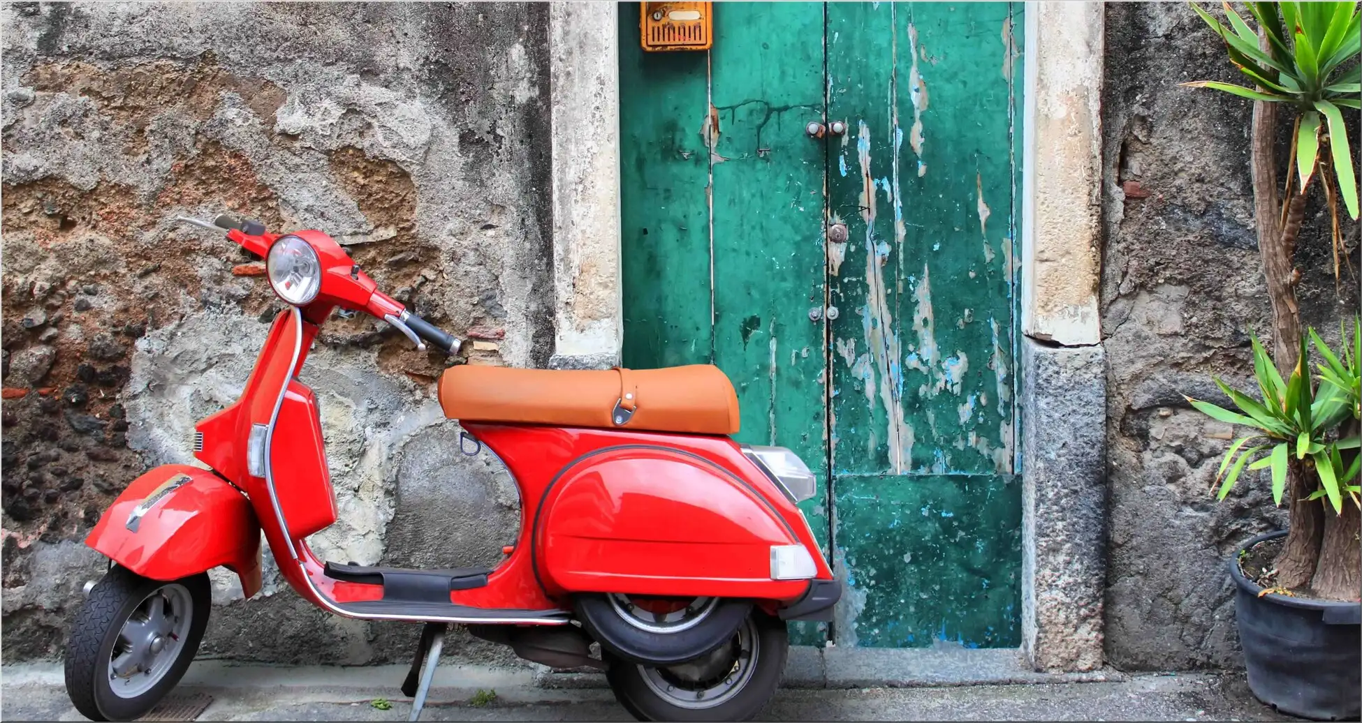 Rote Vespa Vor Grüner Haustür