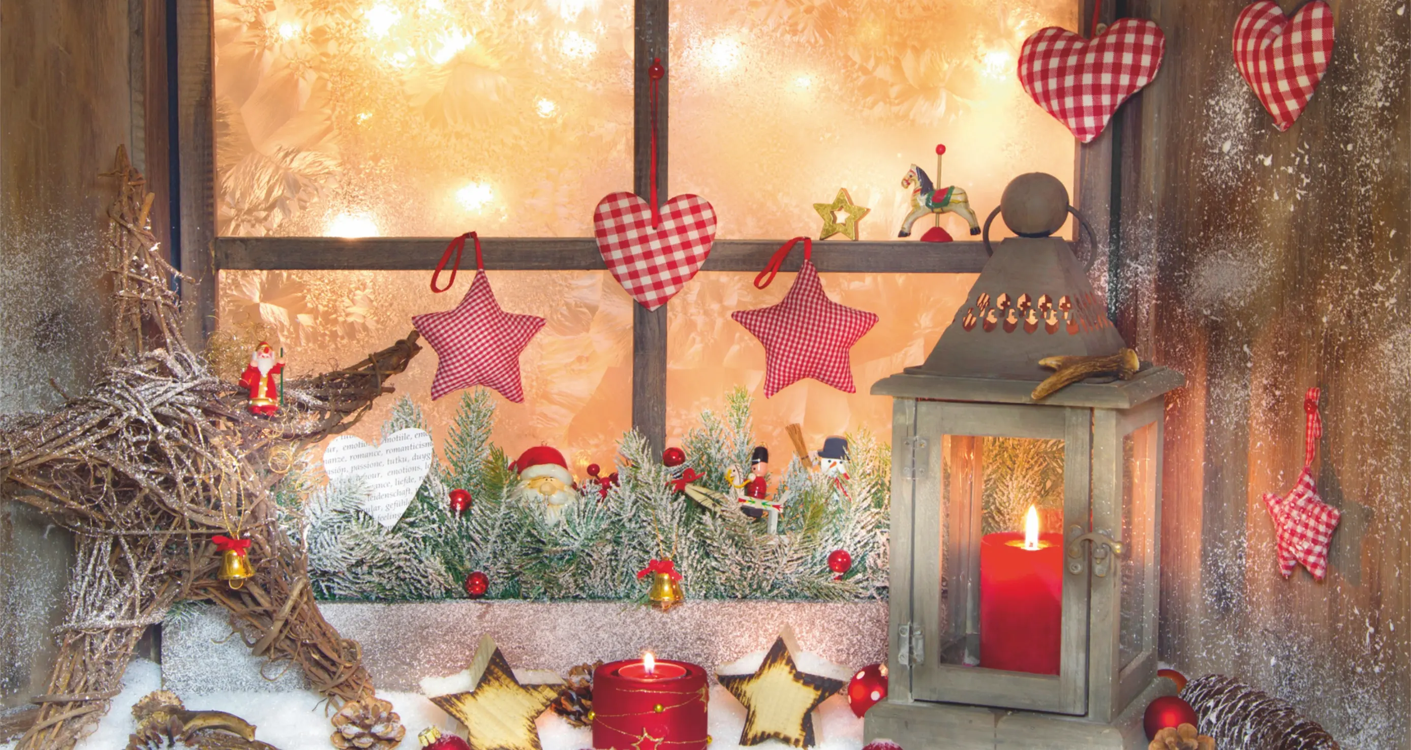 Weihnachtsdeko mit Laterne im Sprossenfenster